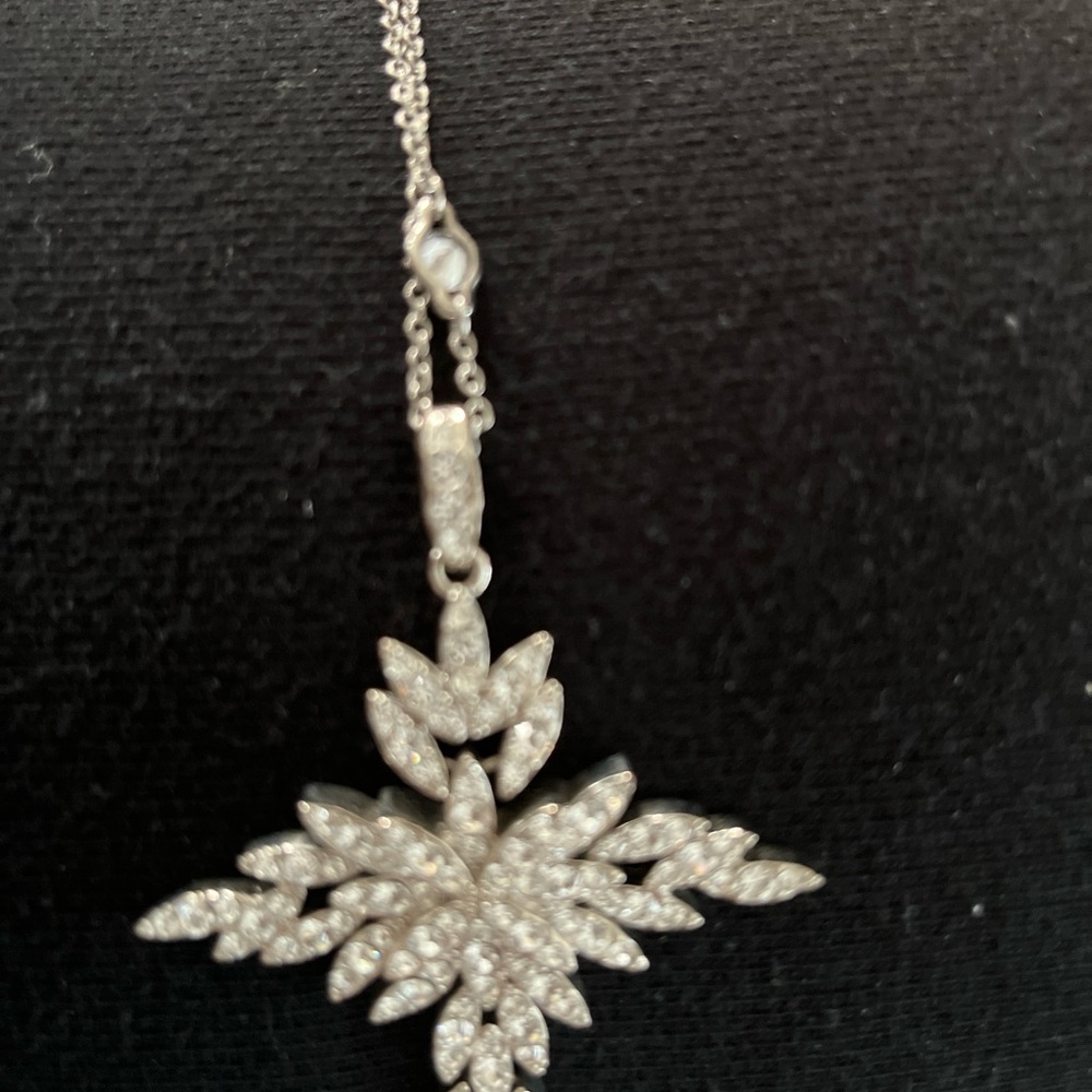 ✝️✝️✝️✝️Sparkling Silver-Tone Cross Pendant Necklace - Crystal Accent - Picture 6 of 8
